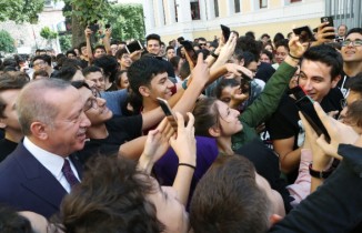 Öğrencilerden Cumhurbaşkanı Erdoğan’a yoğun ilgi
