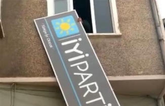 İYİ Parti'nin tabelaları indirildi