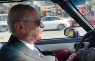 Bahçeli klasik otomobiliyle Ankara sokaklarında tur attı