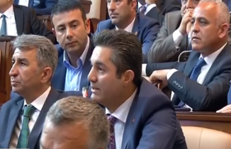 İBB İYİ Parti Meclis Üyesi Ali Kıdık AK Parti’li üye Yavuz Selim Tuncer’e ağzının payını verdi