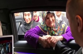 Altun, Cumhurbaşkanı Erdoğan ile yaşlı kadının sohbetini paylaştı