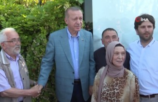 Aracını durdurarak vatandaşlarla sohbet etti
