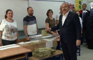 TBMM Başkanı Şentop oyunu Üsküdar’da kullandı