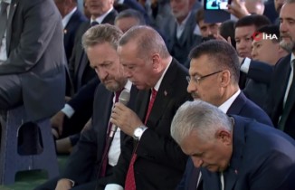 Cumhurbaşkanı Erdoğan, şehitler için Kur’an-ı Kerim okudu
