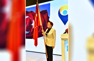 Akşener sahneye bayrakla çıktı