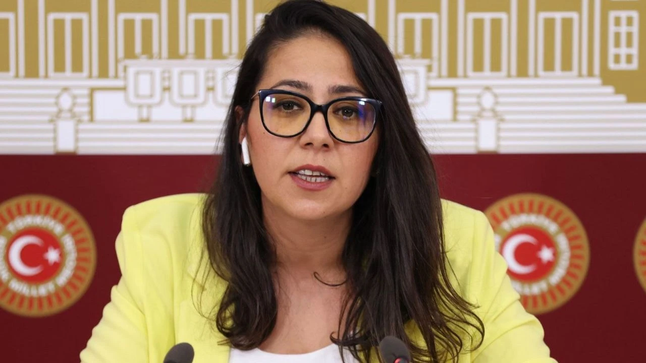 Sera Kadıgil kimdir?