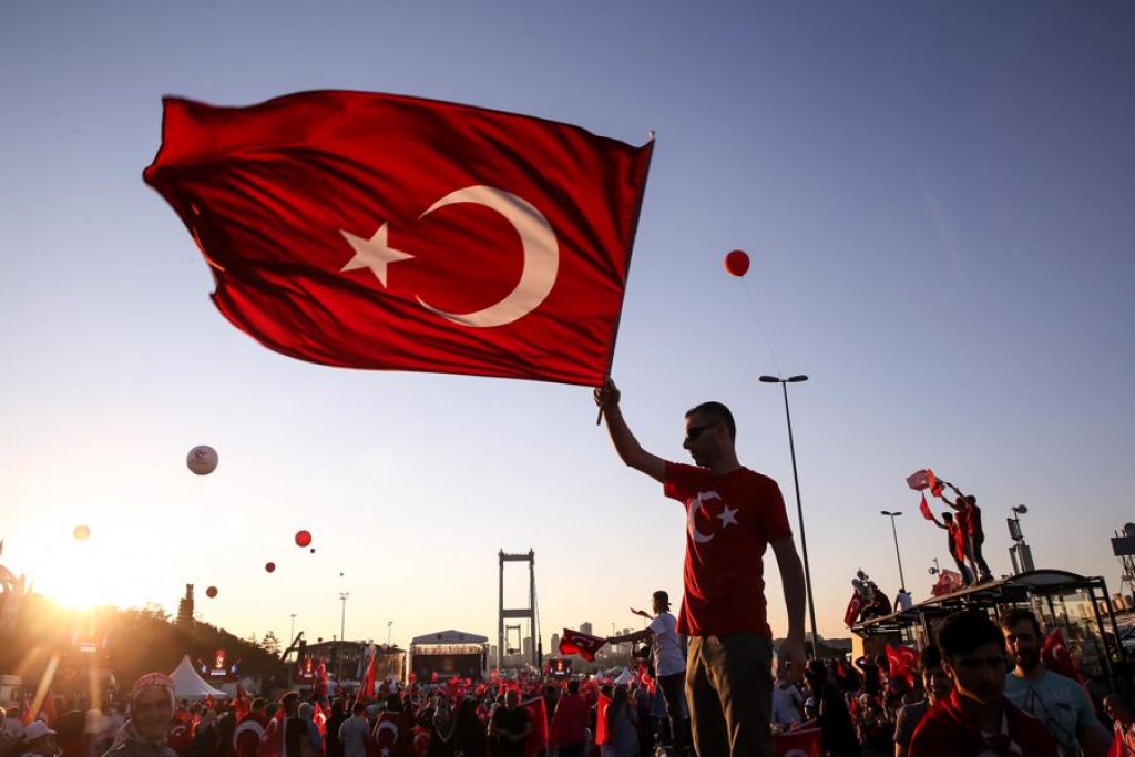 Türk olmaktan onur duyalım