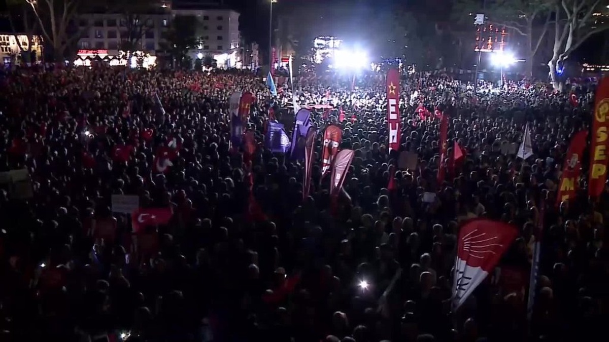 Özel'den imza kampanyası ve erken seçim çağrısı: 'Sonuç almadan ne eve döneceğiz, ne sokakları boşaltacağız'