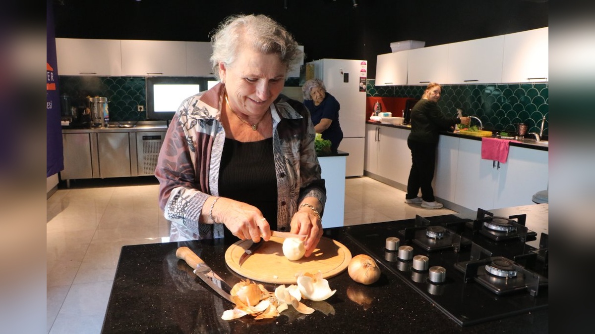 Adana'da Alzheimer Hastaları Akdeniz Mutfağıyla Buluştu