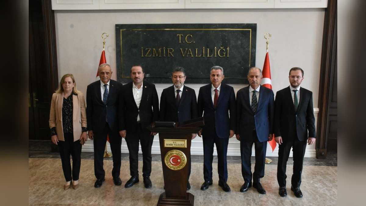 Tarım ve Orman Bakanı Yumaklı İzmir'de: Valiliği ziyaret etti, şeref defterini imzaladı