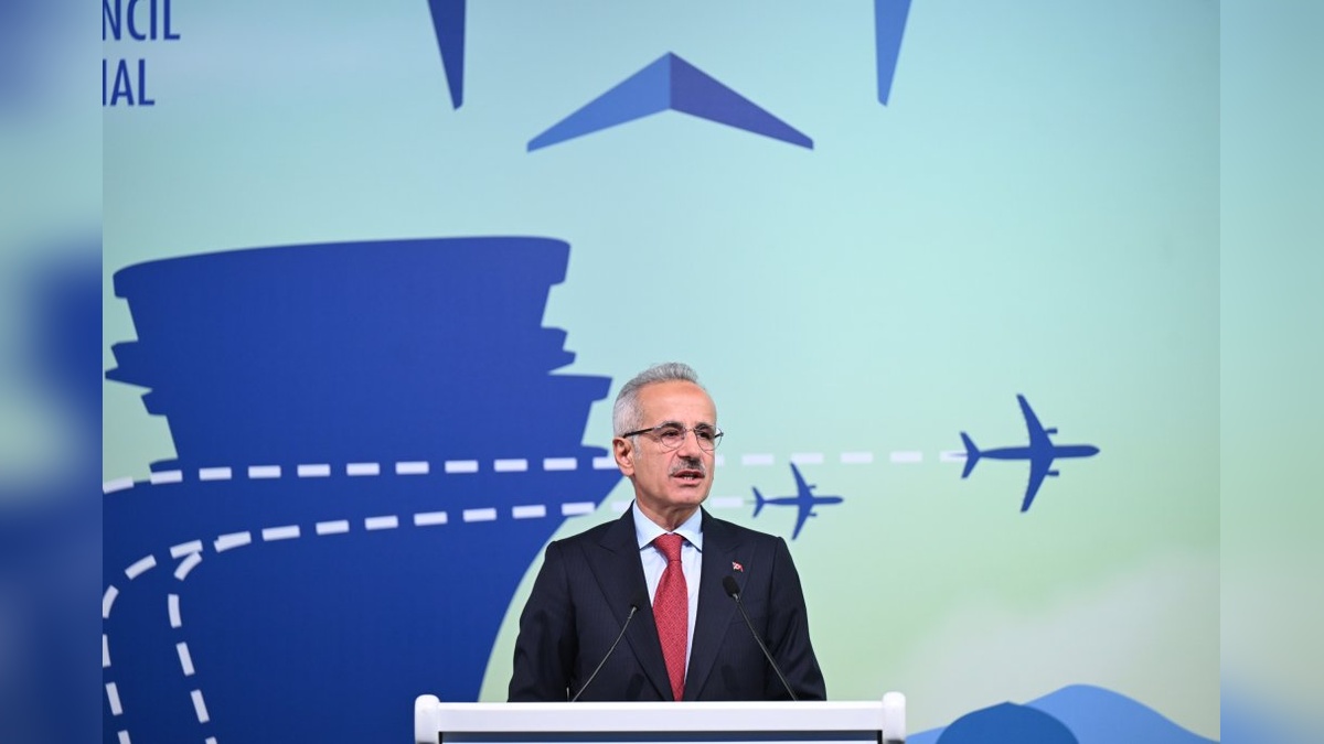 Uraloğlu: 2025'in ilk 4 ayında 64 milyon yolcuya havalimanlarında hizmet verildi
