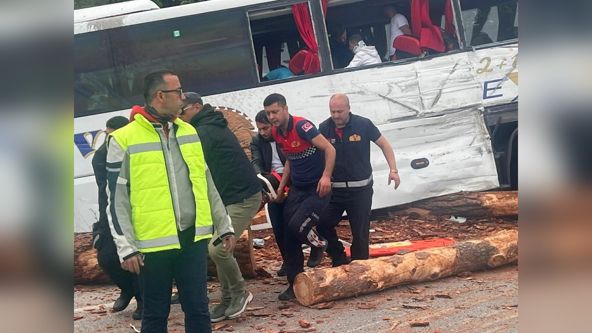 Ezine'de zincirleme kaza: 6 ölü, çok sayıda yaralı