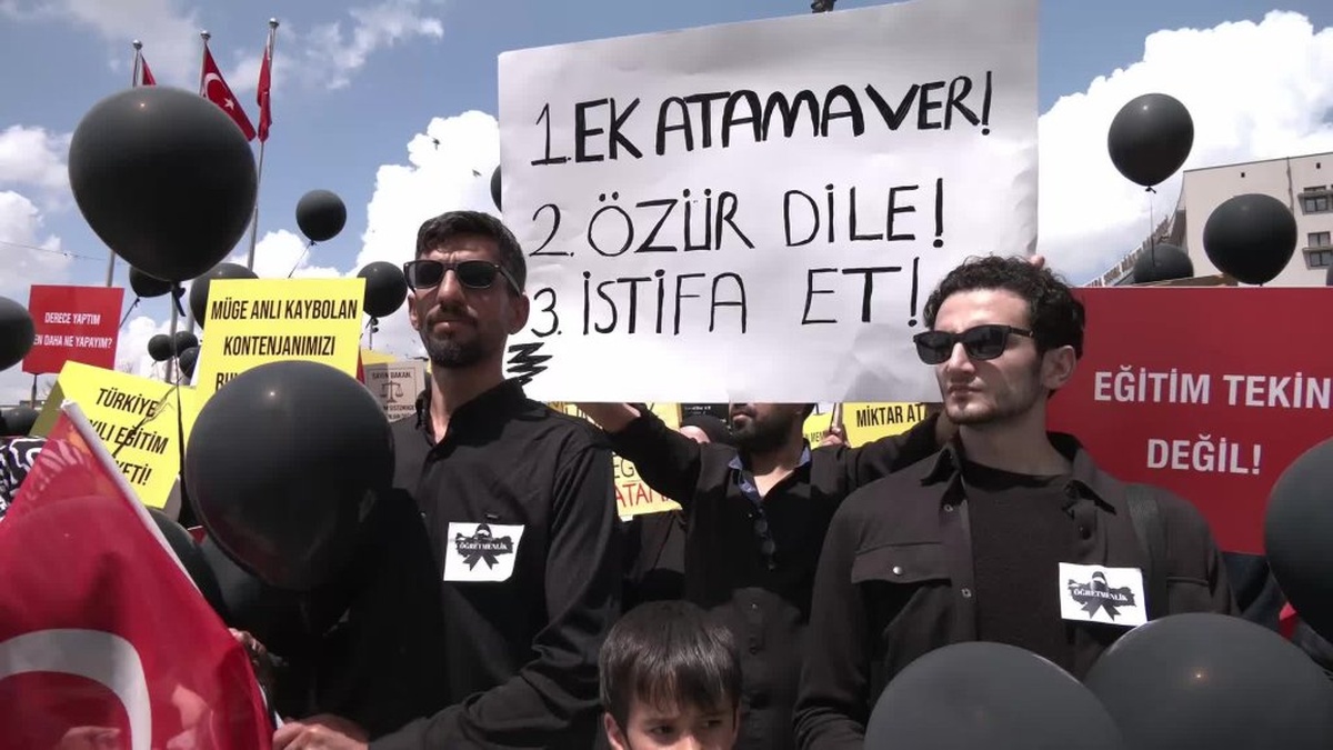 KPSS Atama Protestosunda Öğretmenler 'Ölen Eğitim Sistemi' İçin Cenaze Namazı Kıldılar