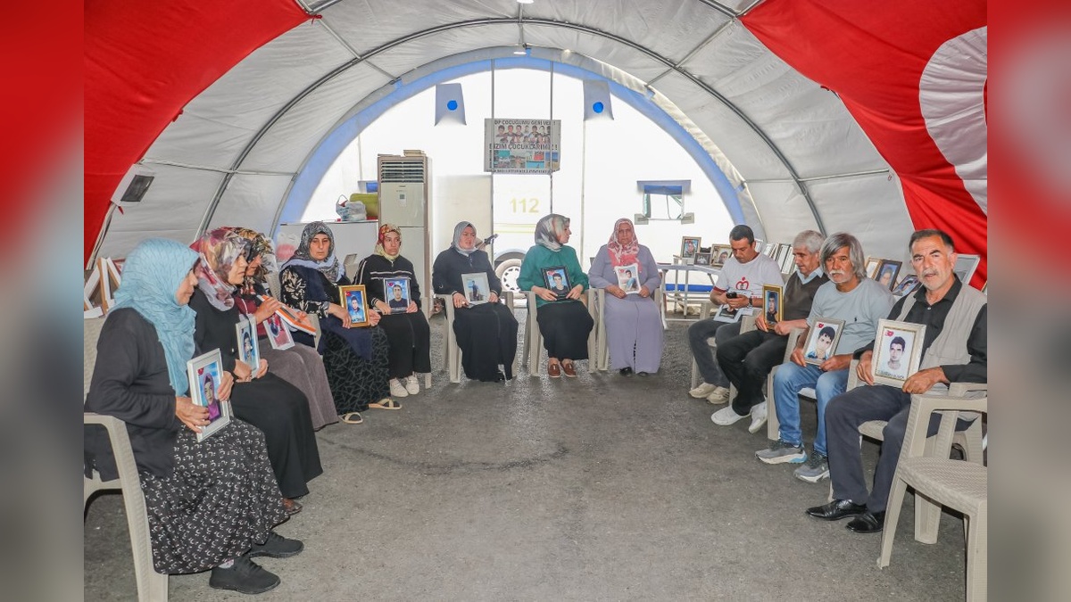 Diyarbakır'da Evlat Nöbeti: PKK'nın Fesih Kararıyla Çifte Bayram Umudu
