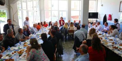 Karabağlar Muhtarları, Başkan Kınay için sürpriz kahvaltı düzenledi