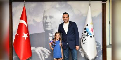 Çiğli Belediye Başkanı Yıldız, Türkiye şampiyonu 10 yaşındaki Güneş Pürmüs'ü tebrik etti