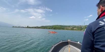Sapanca Gölü'nde alabora olan kano: 3 kişi jandarma tarafından kurtarıldı