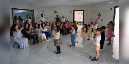 Tarsus'ta miniklerden anneler için renkli Anneler Günü kutlaması