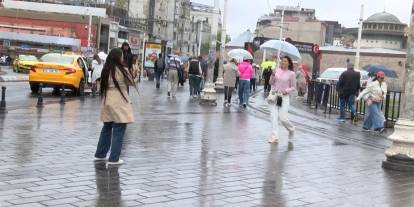 İstanbul'da Yağmur ve Rüzgar: Taksim'de Şemsiyeler Ters Döndü