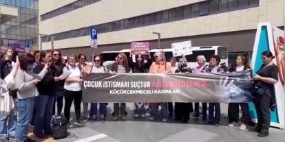 Kadınlar, 9 Yaşındaki Zihinsel Engelli Çocuğun İstismarı İçin Hastane Önünde Eylemde Bulundu