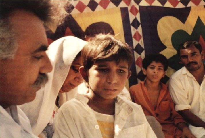 Ehsan_Ullah_Khan_meets_a_shy_and_afraid_Iqbal_Masih