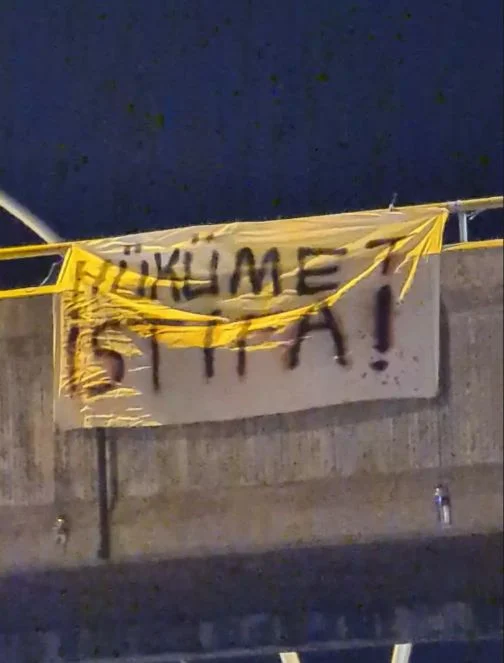 hükümet istifa pankartı