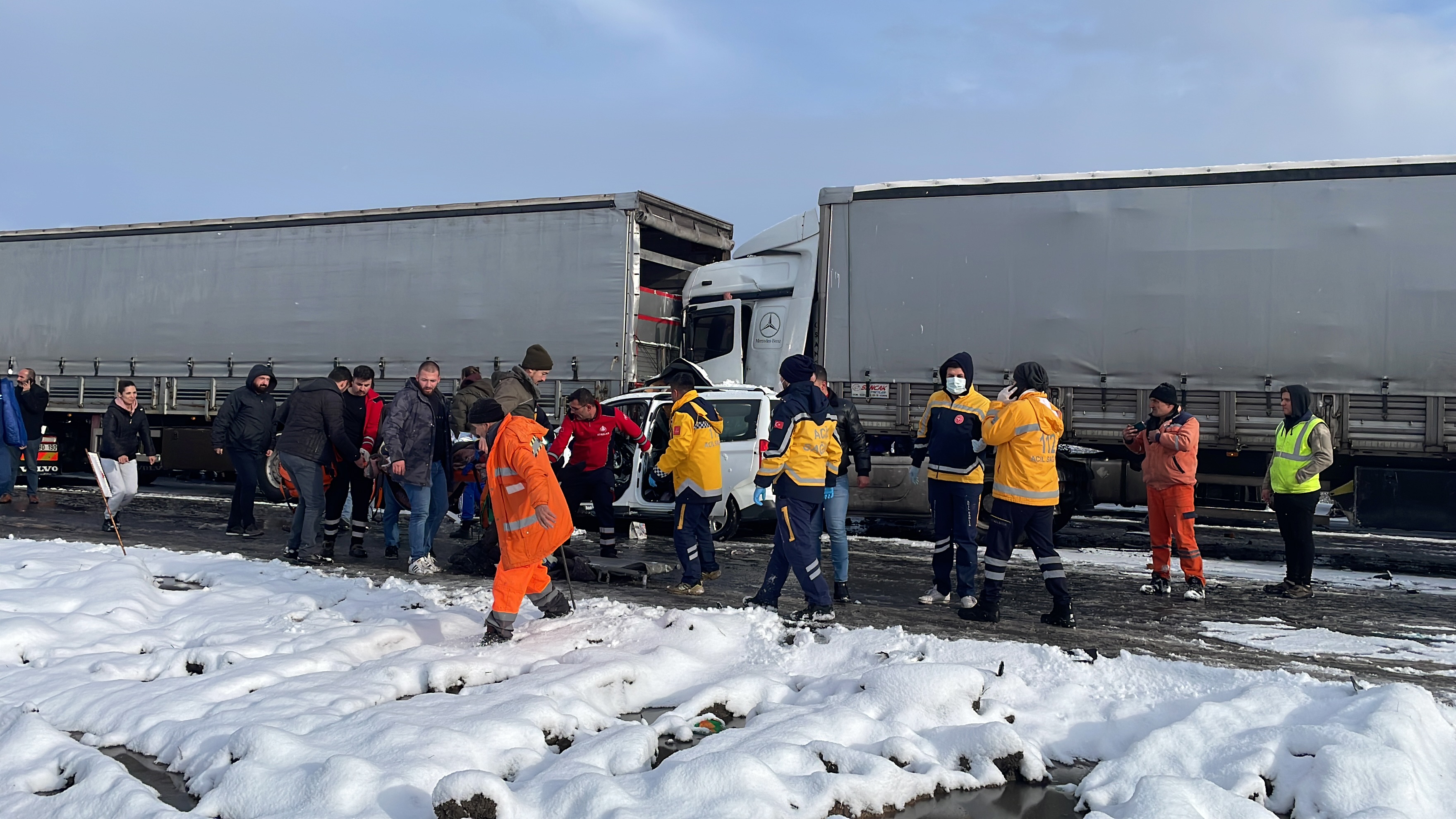 1680190263317-aa-20230330-30721588-30721586-anadolu-otoyolunun-bolu-kesiminde-zincirleme-kaza-ulasimi-aksatti