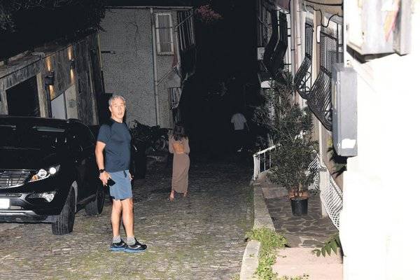 HİÇBİR KURALI TANIMADILAR!
Maske ve sosyal mesafe kurallarının hiçe sayıldığı partiye Ceylan Çapa, Rüzgar Çetin, Yasemin Taciroğlu, Berk Suyabatmaz, Eliz Sakuçoğlu, Caner Karaloğlu ve Şevval Şahin gibi isimler katıldı. "Rezalette son perde" dedirten partiye girmek için özel bir şifrenin olduğu ve 'Instagram'da görüntüler yayılmasın diye' telefonların toplandığı ortaya çıktı.