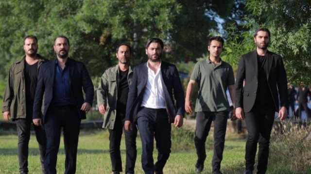 Eşkıya Dünyaya Hükümdar Olmaz yeni sezon için heyecanlı bekleyiş devam ediyor. ATV ekranında Salı akşamları ekrana gelen sevilen dizi Eşkıya Dünyaya Hükümdar Olmaz sezon finalinin ardından geçen üç aylık sürecin ardından Eylül ayına girilmesi ile birlikte dizilerin yeni bölümleri ile ekrana gelmesi ile merak edilmeye başlandı. Peki Eşkıya Dünyaya Hükümdar Olmaz yeni sezon fragmanı yayınlandı mı? Yeni sezon yarın akşam başlayacak mı?