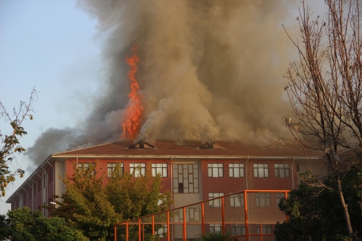 Kız öğrenci yurdunda korkutan yangın