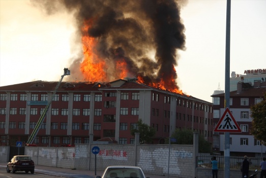 Kız öğrenci yurdunda korkutan yangın
