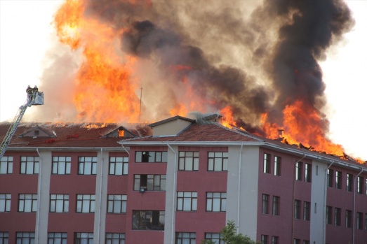 Kız öğrenci yurdunda korkutan yangın