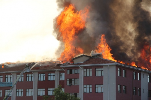 Kız öğrenci yurdunda korkutan yangın