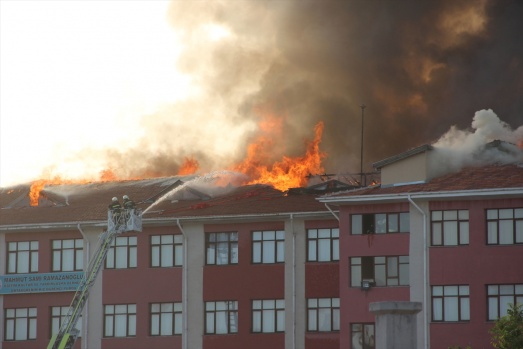 Kız öğrenci yurdunda korkutan yangın