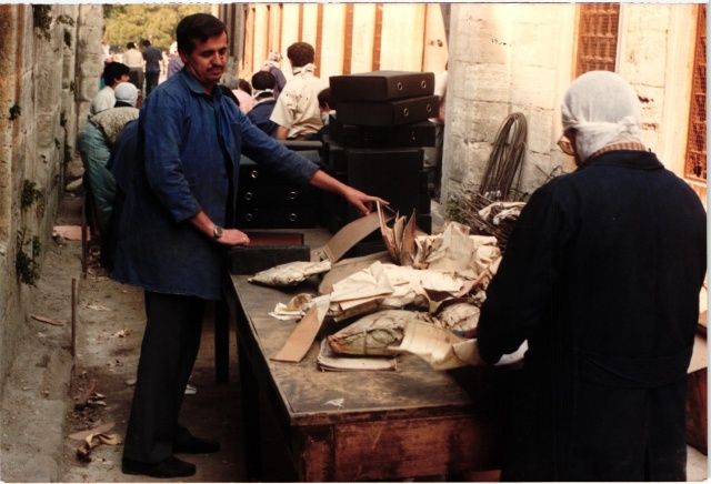 1985 Ocak ayının ortalarıydı. 12 Aralık 1984 tarihinde rahmetli 
Özal'ın Başbakanlık Makamı'na oturduğu gün, ben de Başbakanlık Müsteşarı olmuştum. İçim yıllardır yanıp tutuşan Osmanlı Arşivi'ne sahip çıkma heyecanıyla doluydu. Özal'ın direktifiyle kaleme aldığım Hükûmet Programı TBMM'de okunup kabul edildikten sonra soluğu İstanbul'da, eski Hazine-i Evrak (Osmanlı Arşivi) binasında almıştım. O zaman birkaç arşiv uzmanı ile bir avuç hizmetliden oluşan arşiv personeli beni karşılayıp Sultanahmet Camii'nin yanındaki Sultanahmet Medresesi'ne götürmüşlerdi.