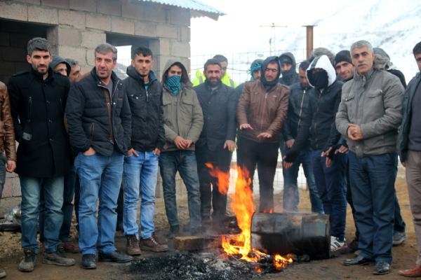 İşten çıkarılan ve ücretleri ödenmeyen işçiler eylem yaptı