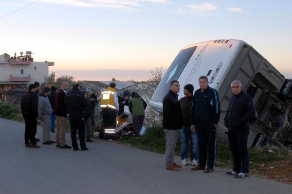 Antalya'da otel personelini taşıyan midibüs devrildi: 6 yaralı Antalya'da otel personelini taşıyan midibüs devrildi: 6 yaralı
