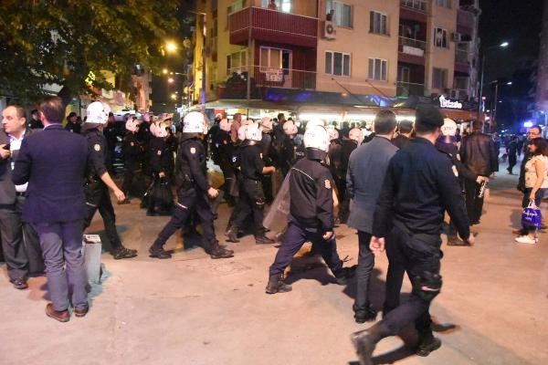 İzmir'de referandum protestosuna TOMA'lı müdahale İzmir'de referandum protestosuna TOMA'lı müdahale