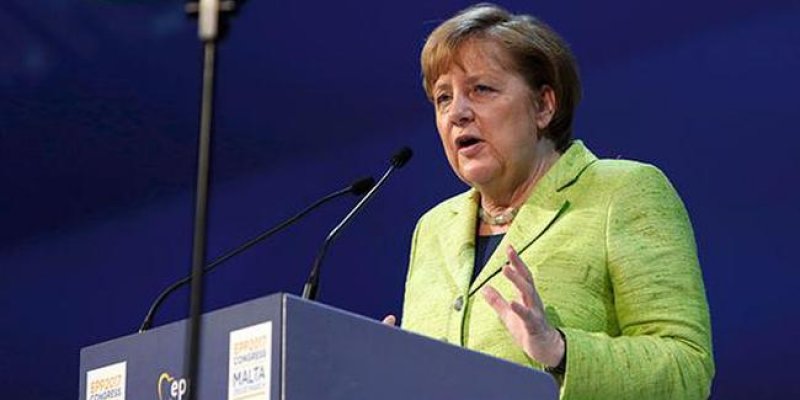 Merkel'den referandum açıklaması Merkel'den referandum açıklaması