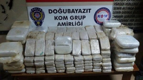 Polis, kayalıkların arasında 160 kilo eroin buldu Polis, kayalıkların arasında 160 kilo eroin buldu
