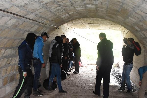 Suriyeli kaçaklar, yağmurdan kaçarken polise yakalandı Suriyeli kaçaklar, yağmurdan kaçarken polise yakalandı