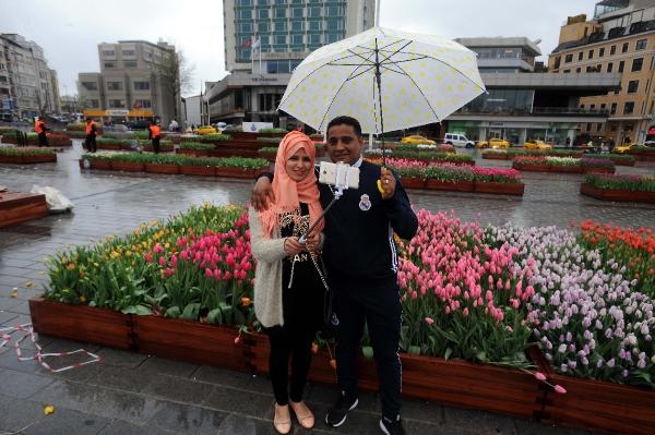 Taksim rengarenk lalelerle süslendi Taksim rengarenk lalelerle süslendi