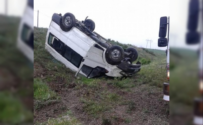 Çorum'da öğrenci servisi takla attı: 13 yaralı Çorum'da öğrenci servisi takla attı: 13 yaralı