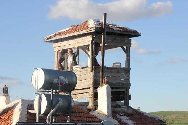 İki katlı evinin çatısında gözetleme kulesi gibi çardak kondurdu İki katlı evinin çatısında gözetleme kulesi gibi çardak kondurdu