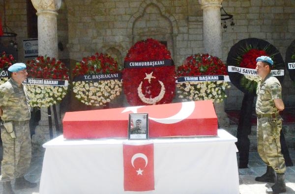 Silvan'da şehit asker Kürtçe ağıtlarla toprağa verildi Silvan'da şehit asker Kürtçe ağıtlarla toprağa verildi
