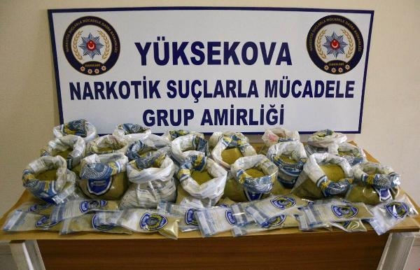 Yüksekova'da esrar ve metamfetamin ele geçirildi Yüksekova'da esrar ve metamfetamin ele geçirildi