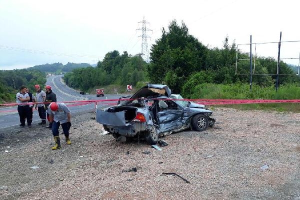 Askeri araçla çarpıştı: 1 ölü, 2 yaralı Askeri araçla çarpıştı: 1 ölü, 2 yaralı