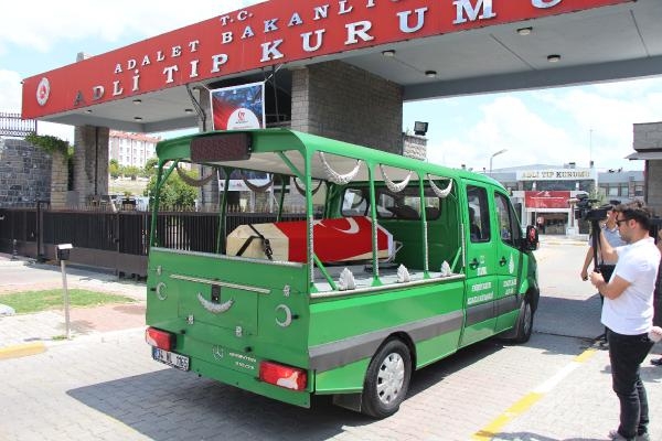 2 çocuk babası şehit polisin cenazesi Adli Tıp Kurumu'na getirildi 2 çocuk babası şehit polisin cenazesi Adli Tıp Kurumu'na getirildi