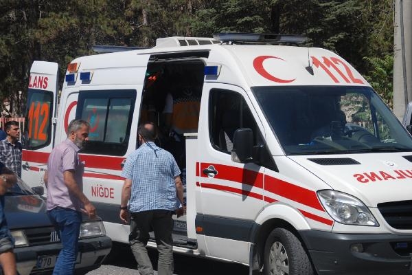 Adliye önünde keserli boşanma davası: 1 yaralı Adliye önünde keserli boşanma davası: 1 yaralı