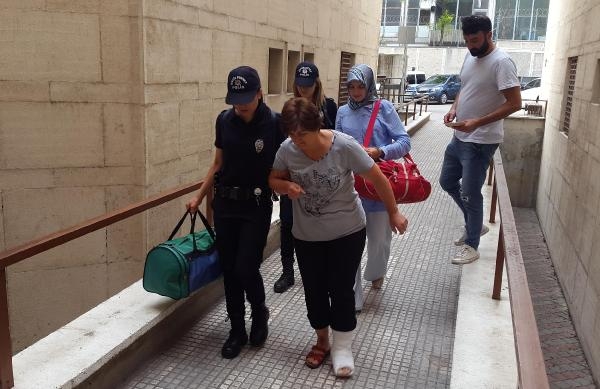 FETÖ şüphelisi kadın öğretmen polisten kaçarken ayağını kırdı FETÖ şüphelisi kadın öğretmen polisten kaçarken ayağını kırdı